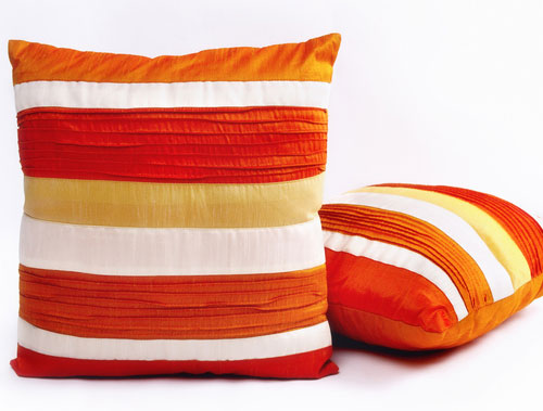 https://stagingdiva.com/wp-content/uploads/2009/10/AccentPillows182354999-500x379-1.jpg