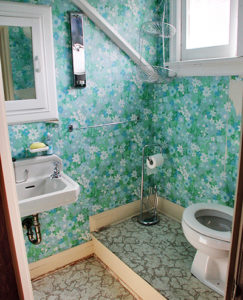 Ugly Bathroom Gets Home Staging